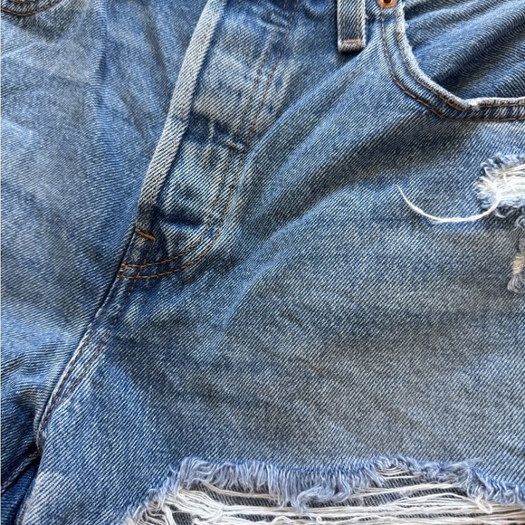 NWOT Women's Levi's 501 Classic Blue Distressed Denim Shorts Jeans Size 30 - Picture 4 of 7